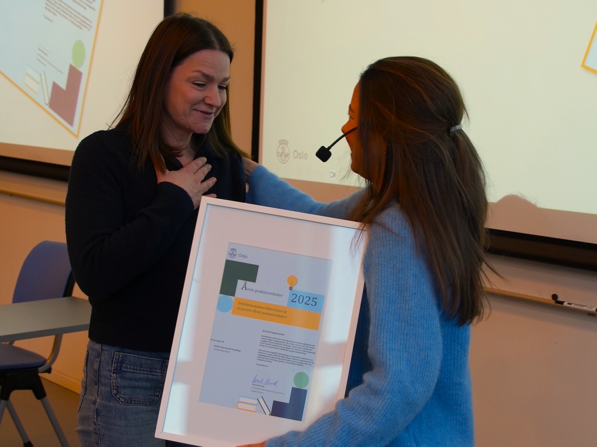 Sykepleier Helle Smedsrud Lønskog får prisen av Kine Lauritzen Maarud fra Sykehjemsetaten.