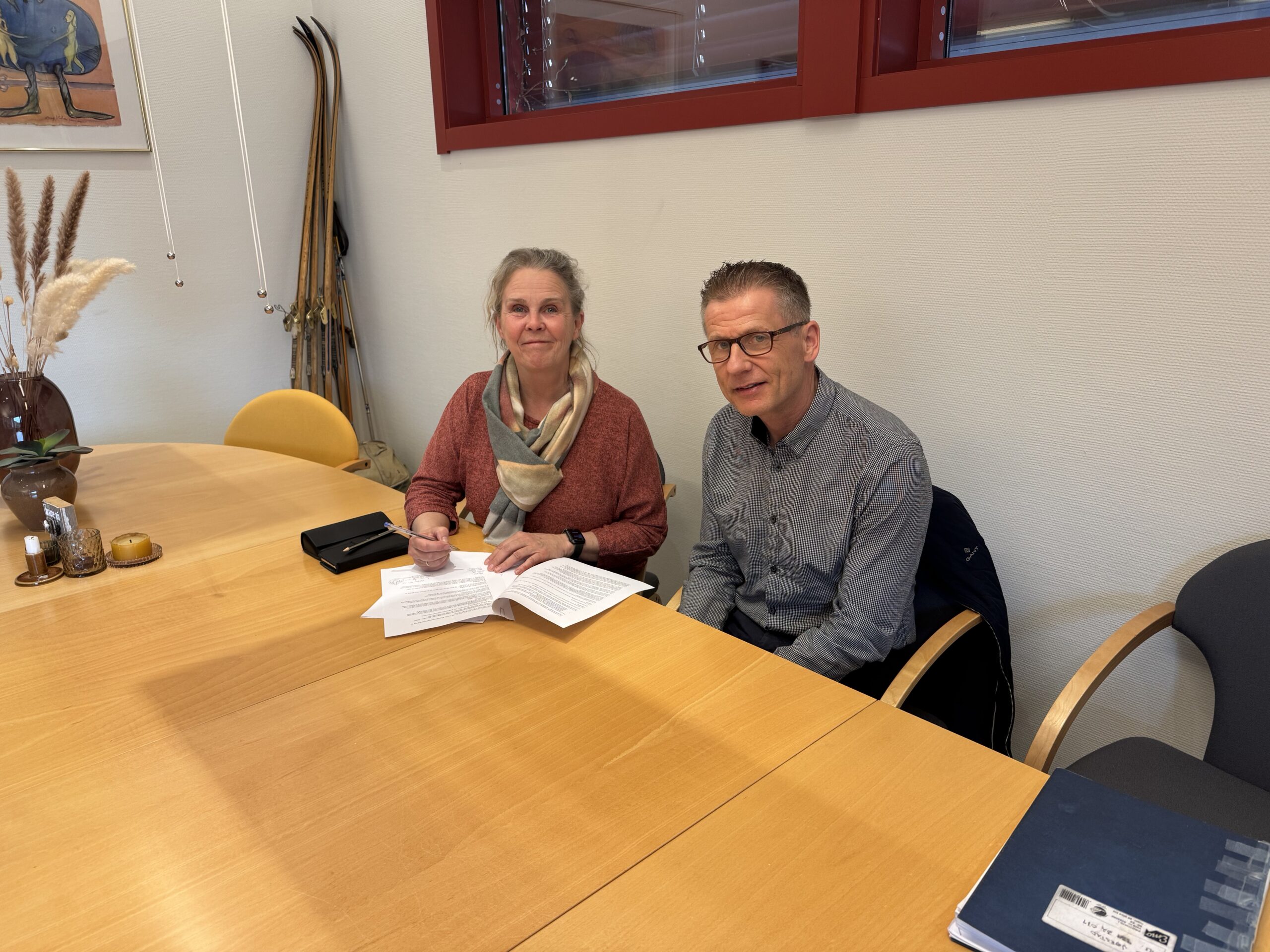 Daglig leder Bente Sydtangen sammen med Arne Jørstad, kommunalsjef i Løten kommune