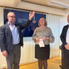 Klinikksjef Eirik Pettersen overleverte sommerfugl til administrerende direktør, Jørn-Henning Theis. Seremonien ble ledet at samfunns- og myndighetskontakt Astrid Aarhus Byrknes