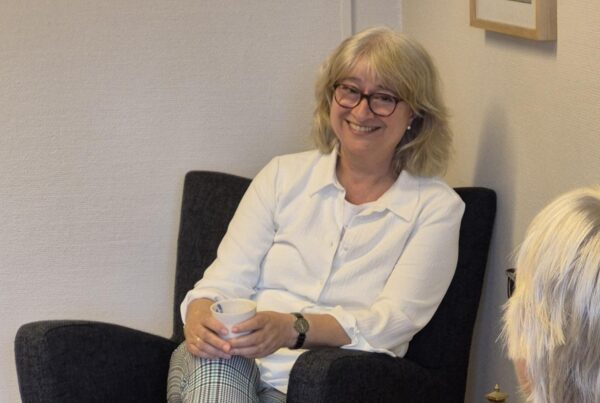 May Bente Matre og Samtalesenteret tilbyr både fortrolige samtaler og kurs