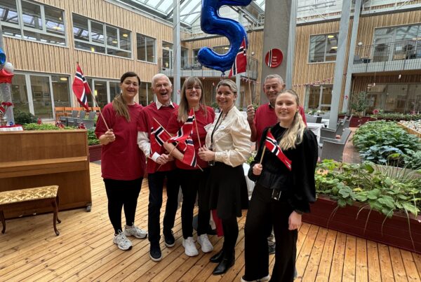 Frivillige (i røde T skjorter) og ansatte ved Siljuslåtten sykehjem. Fra ve: Marianne Olsen, Leiv Ottar Berge, Sandra Rønnestad, Linda Rimstad, Atle Lerøen og Synne Hille.