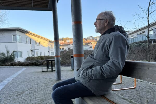 Hver fredag stiller Arvid Birkeland opp på Siljuslåtten sykehjem
