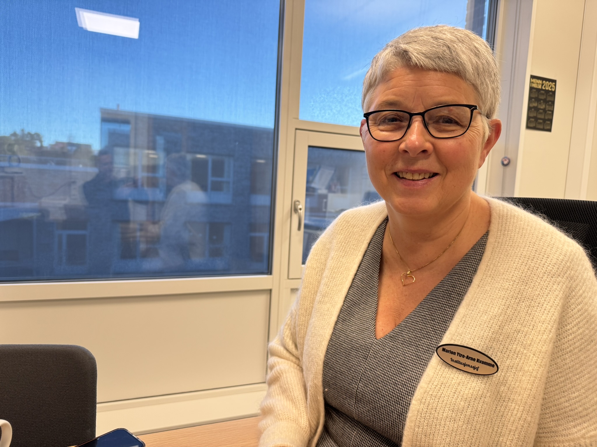 Institusjonssjef Marion Ytre-Arne Kvamme berømmer Arvid for innsatsen.
