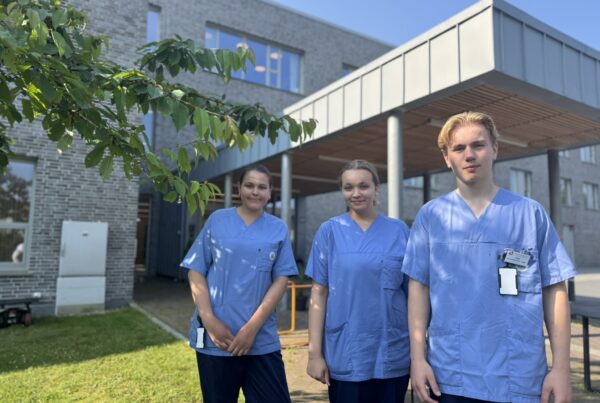 Natalie Randall, Lily Olsen og Colin Anderson er tre av ungdommene som har sommerjobb på Siljuslåtten sykehjem.