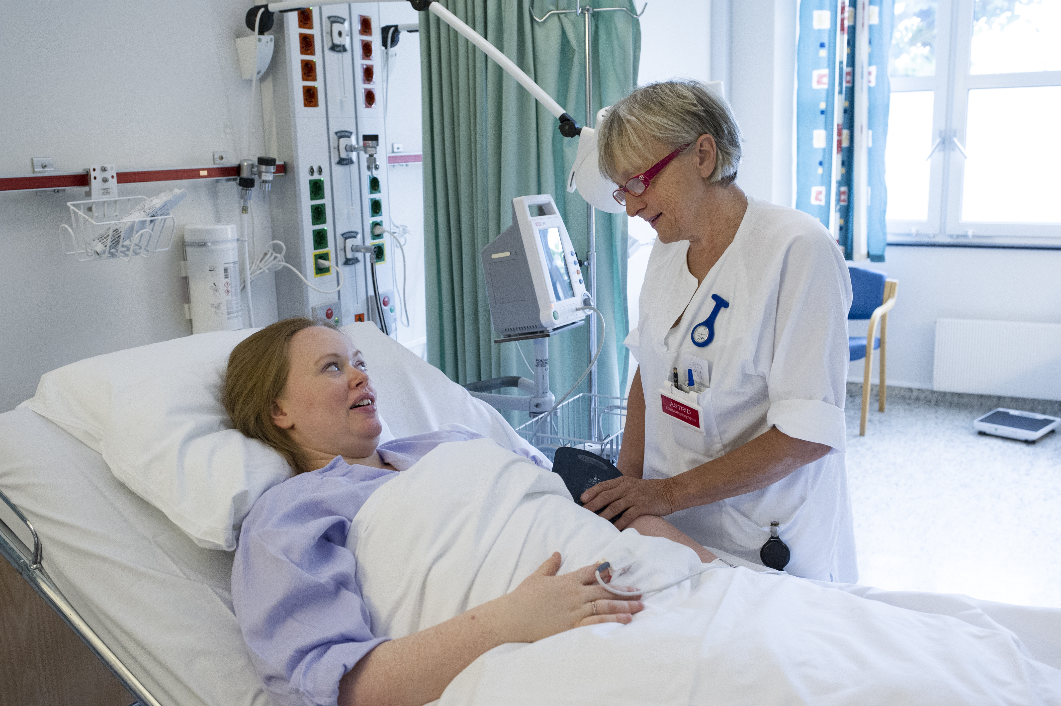 Sykepleier i samtale med pasient på akuttmottaket ved Haraldsplass diakonale sykehus.