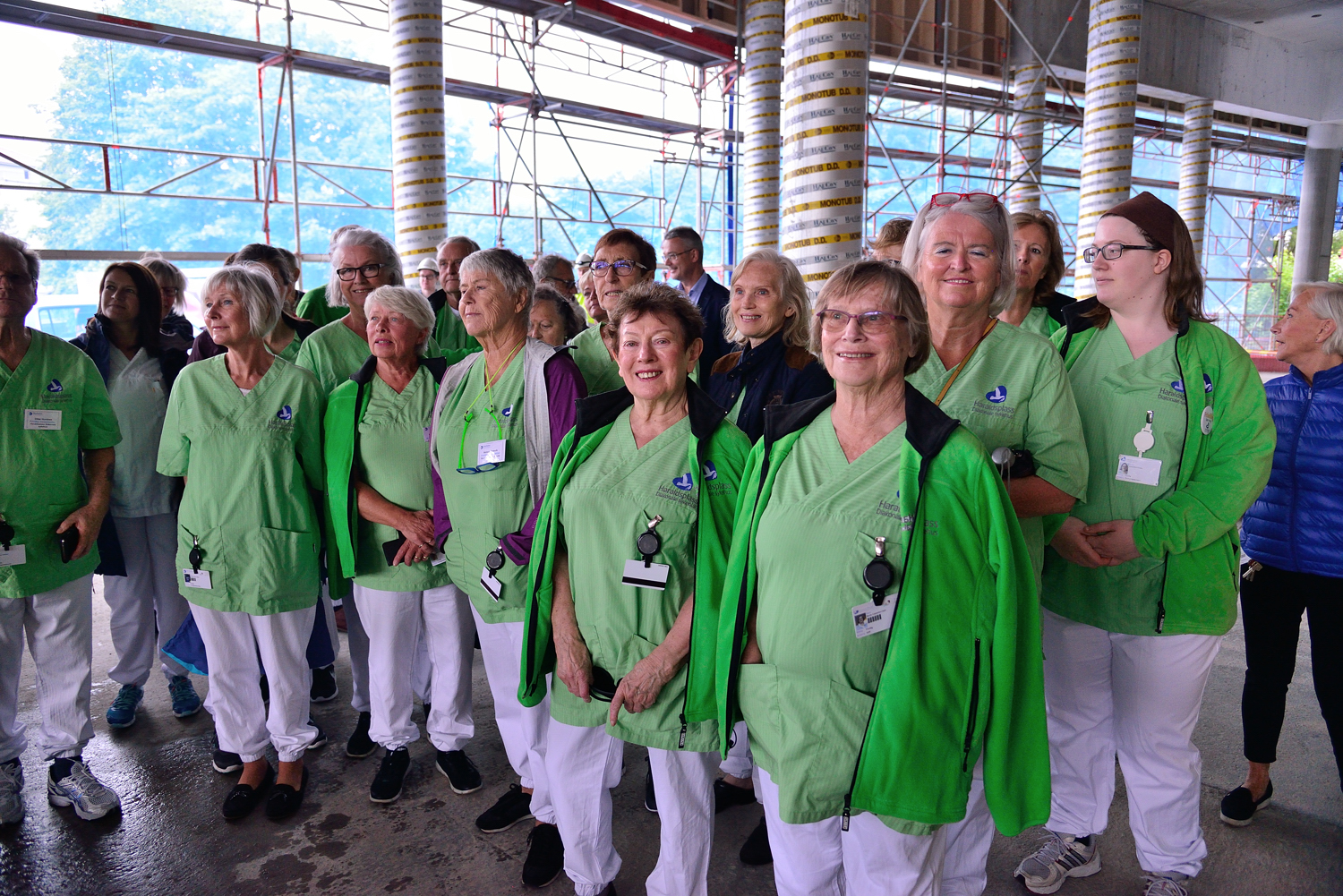 De frivillige kjennes igjen ved at de går i grønn kittel. Foto: TORBJØRN WILHELMSEN, WIKOS.NO
