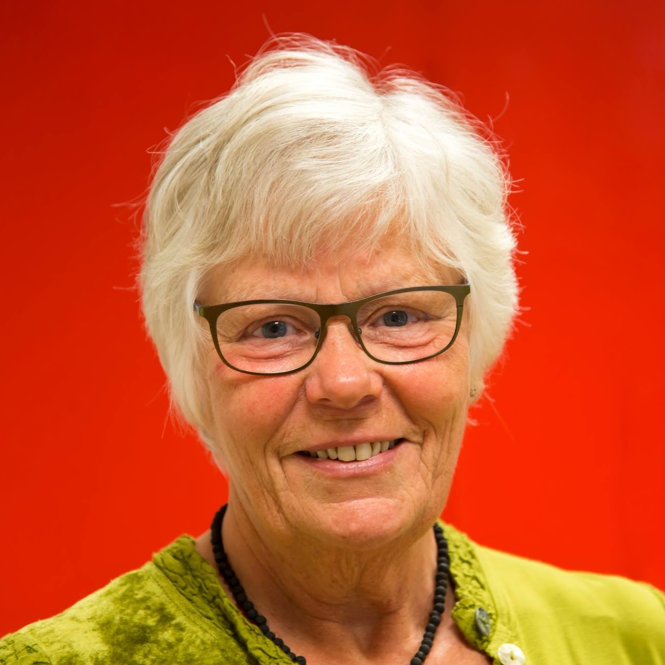 Åse Madsen er pensjonist og utdannet sykepleier og vigslet diakonisse. Hun var forstanderinne i 10 år på 1990 tallet ved Stiftelsen Bergen Diakonissehjem, som i dag er Haraldsplass Diakonale Stiftelse
