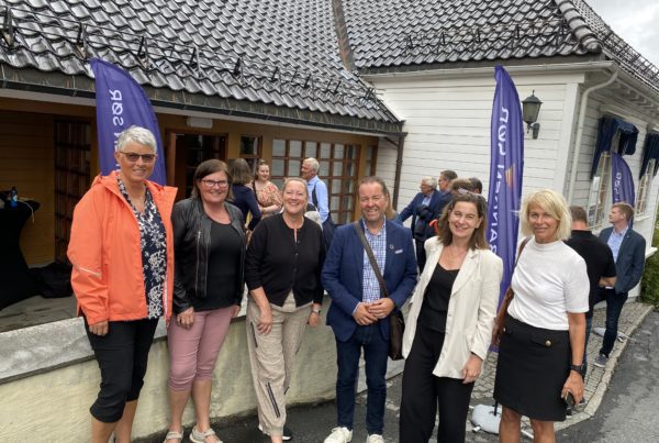 Deler av konsernledergruppen ved Haraldsplass Diakonale Stiftelse utenfor Sparebanken Sør i Arendal i 2022