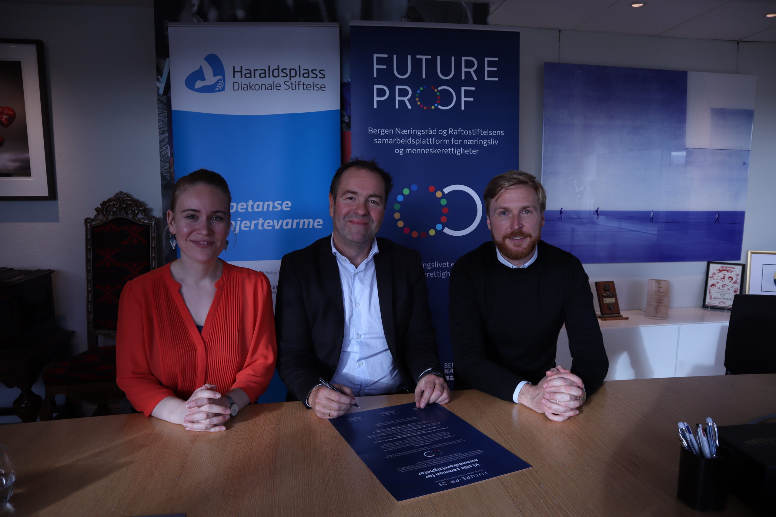 Jørn-Henning Theis, adm.dir. i Haraldsplass Diakonale (i midten) Stiftelse signerer FUTURE-PROOFplakaten.