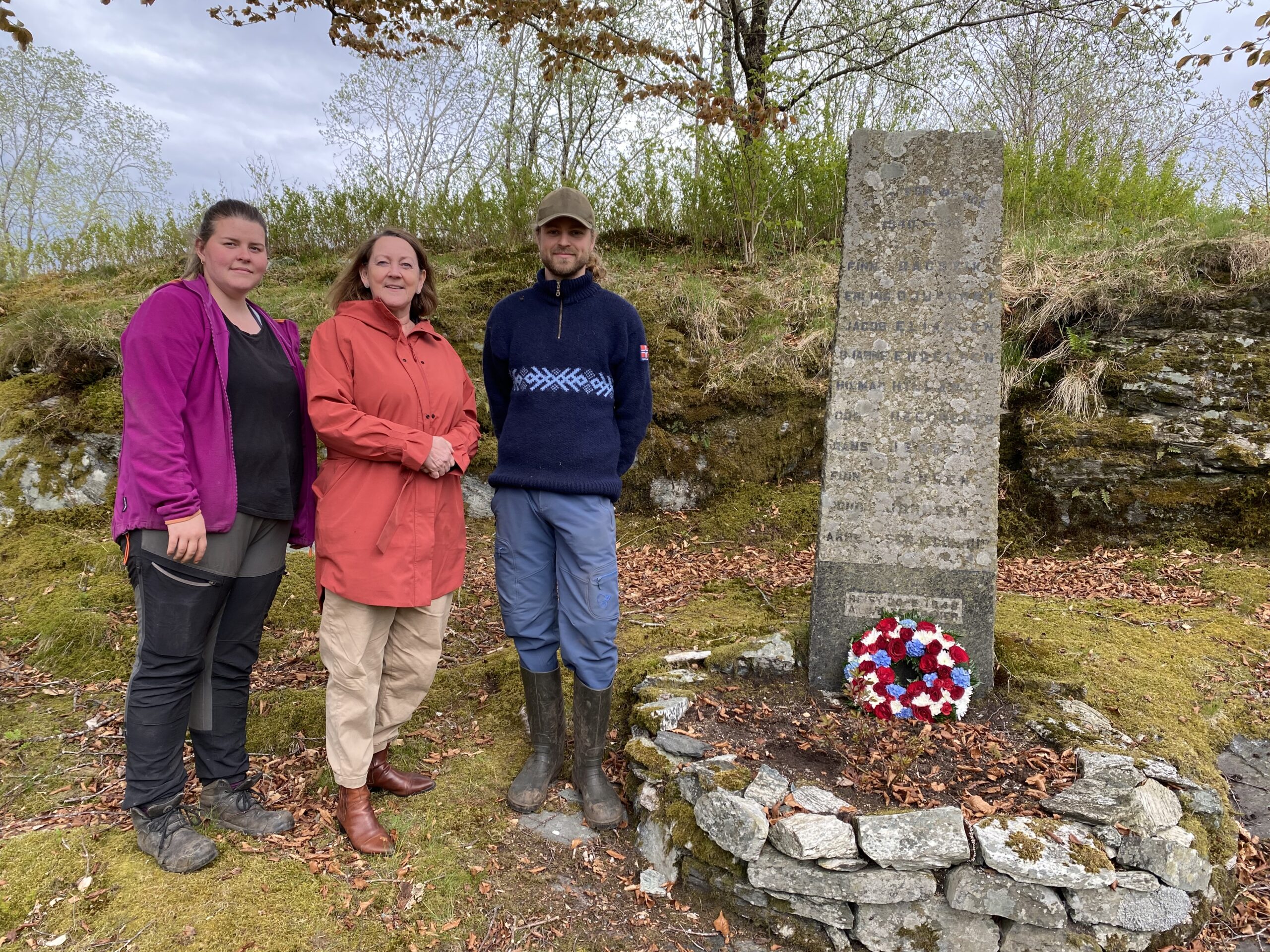 Markering av Frigjørings- og veterandagen ved minnesmerke på Soltun Besøksgard. Fra ve: Renate Ådland(Soltun Besøksgard) Astrid Aarhus Byrknes (Samfunns- og myndighetskontakt Haraldsplass) og Andreas Gjerstad (Soltun Besøksgard)