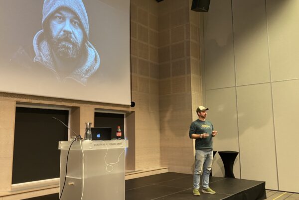 Petter Nyquist kjent som "Petter uteligger" holder foredrag om sine erfaringer med å bo og leve på gaten.