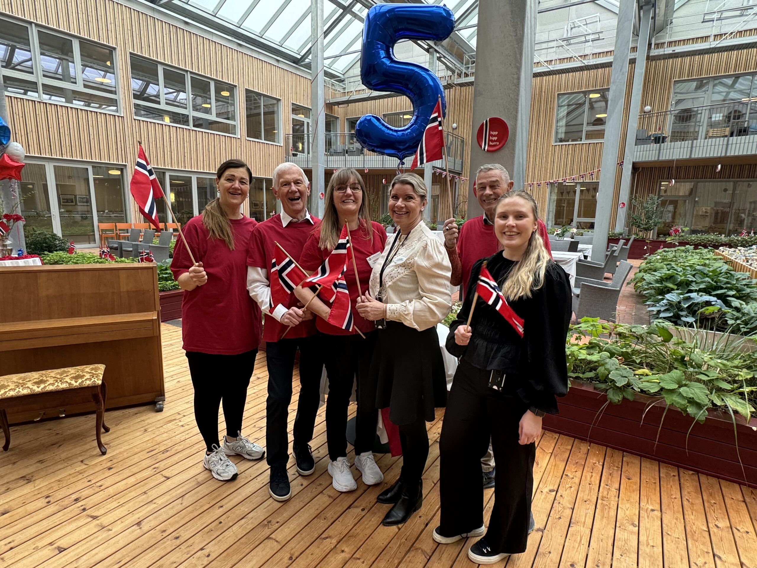 Frivillige (i røde T skjorter) og ansatte ved Siljuslåtten sykehjem. Fra ve: Marianne Olsen, Leiv Ottar Berge, Sandra Rønnestad, Linda Rimstad, Atle Leræren og Synne Hille.
