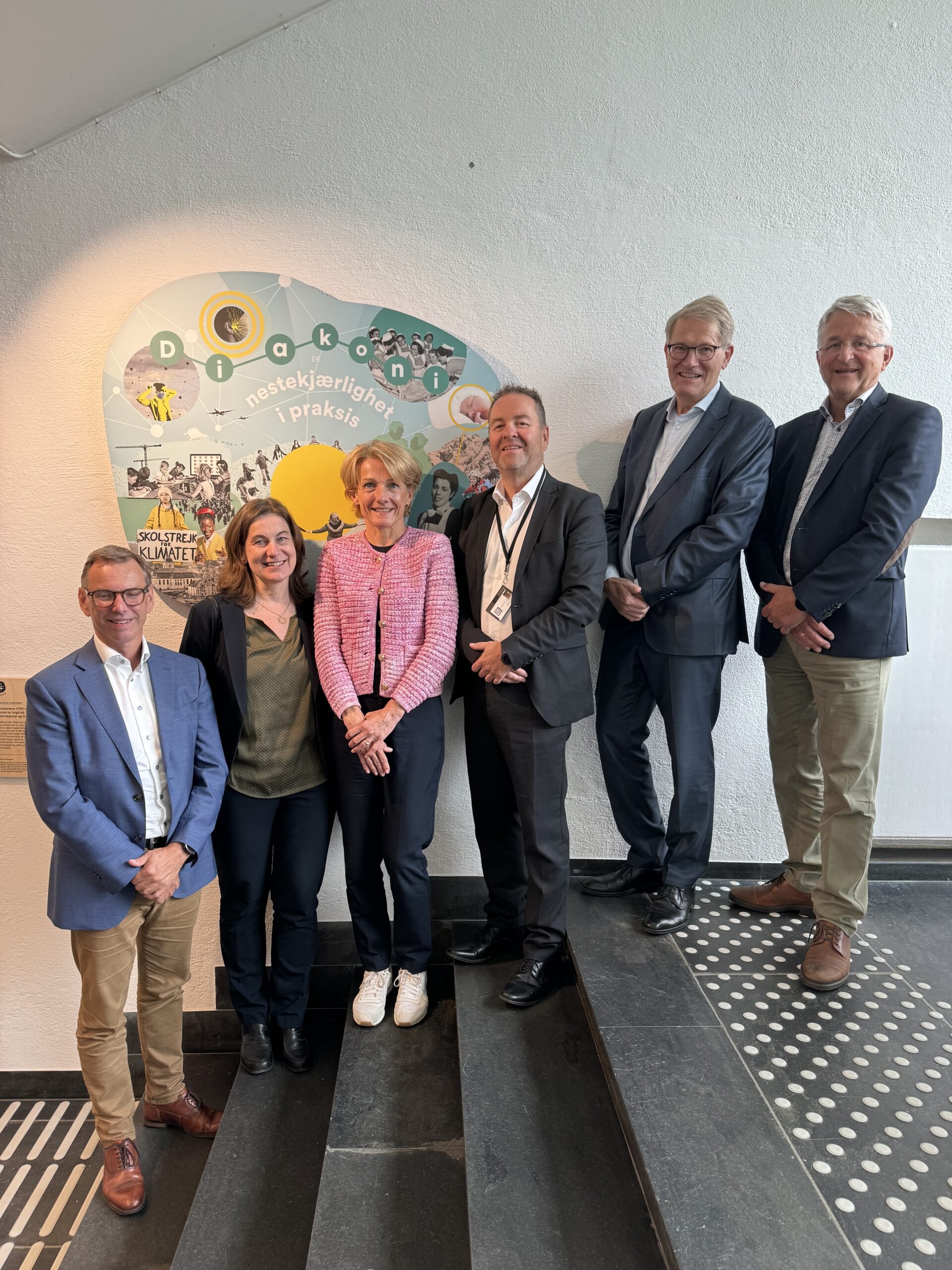 Fra ve: Claus Pedersen (Diakonissestiftelsen), Vigdis Gåskjenn (Stiftelsen Diakonova Haraldsplass), Annette Christoffersen (Diakonissestiftelsen), Jørn-Henning Theis (Stiftelsen Diakonova Haraldsplass), Mogens Madsen (Diakonissestiftelsen) og Erik Bøckmann (Nestleder i Hovedstyret Stiftelsen Diakonova Haraldsplass)