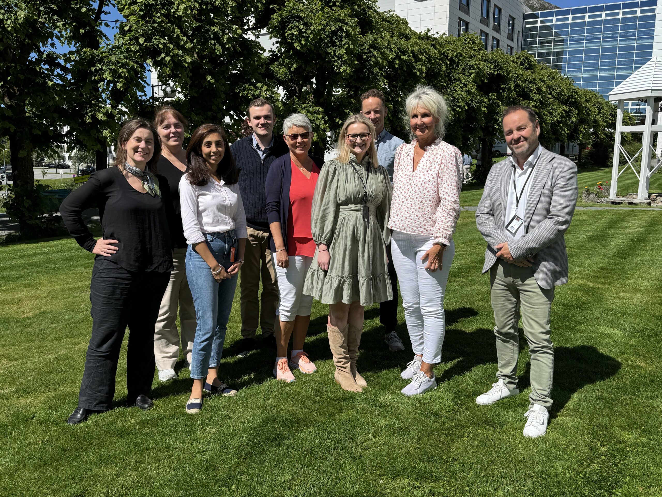 Fra ve: Vigdis Anita Gåskjenn (SDH), Beate Wictorin (SDH), Armina Ammookteh (Siljuslåtten sykehjem), Tobias Øvstedal (Pol.rådgiver for byråd), Marion Ytre-Arne Kvamme (Siljuslåtten sykehjem), Marte Monstad (byråd for eldre, helse og omsorg), Elin Sjursen (Domkirkehjemmet), Jørn-Henning Theis (SDH) Bak: Eirik Westrheim (byrådsavdeling for eldre, helse og omsorg) Kjell Wollf, kommunaldirektør var også med fra kommunen, men ikke tilstede da bildet ble tatt.