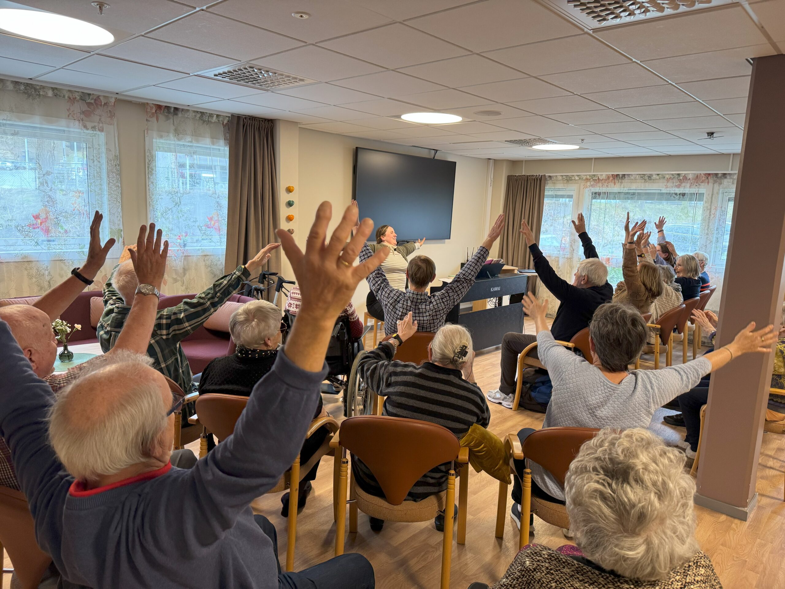 Når koret på Slettebakken samles annenhver uke fylles rommet med sangglede og energi.