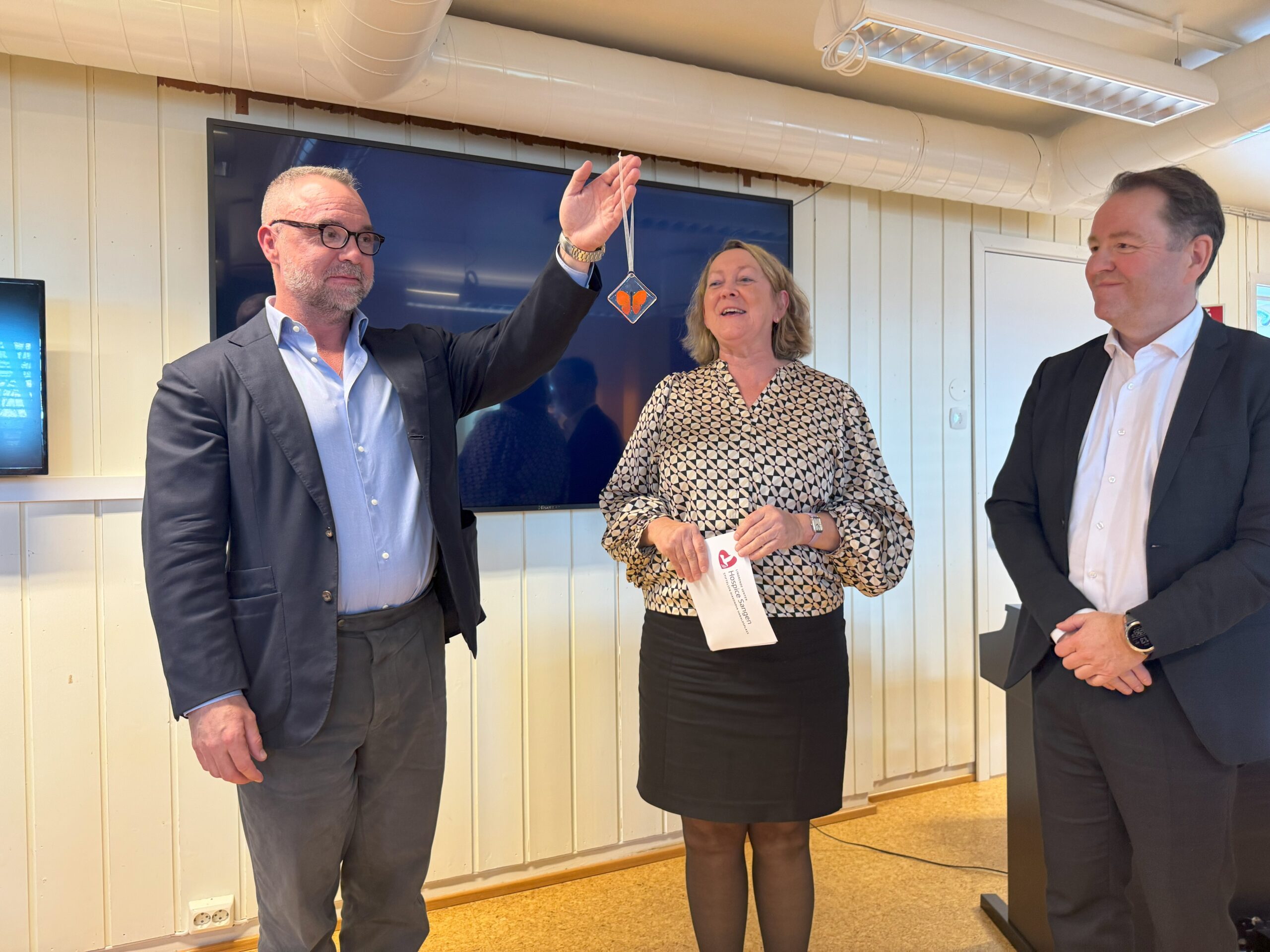 Klinikksjef Eirik Pettersen overleverte sommerfugl til administrerende direktør, Jørn-Henning Theis. Seremonien ble ledet at samfunns- og myndighetskontakt Astrid Aarhus Byrknes