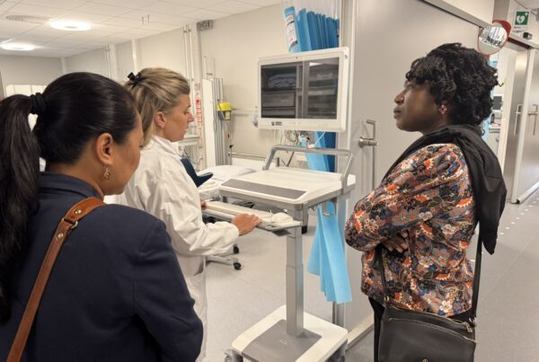 Kewan Mildren og Glenis Balangue-Dalkiran fikk omvisning på sykehuset av Anne Sværen Langnes.
