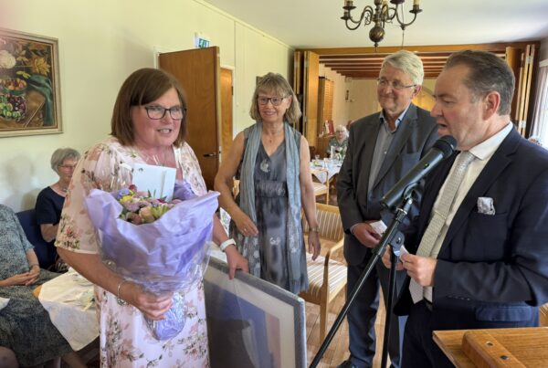 Rollaug Waaler fikk blomster og gode ord fra blant andre Astrid Vilsvik i Diakonifellesskapet, Eric Bøckmann fra hovedstyret og administrerende direktør, Jørn-Henning Theis