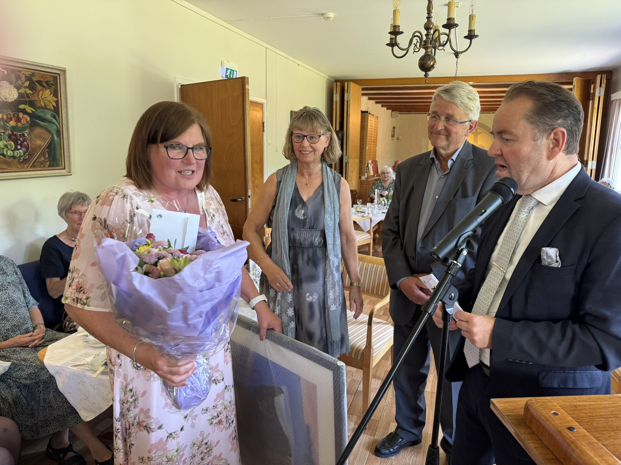Rollaug Waaler fikk blomster og gode ord fra blant andre Astrid Vilsvik i Diakonifellesskapet, Eric Bøckmann fra hovedstyret og administrerende direktør, Jørn-Henning Theis