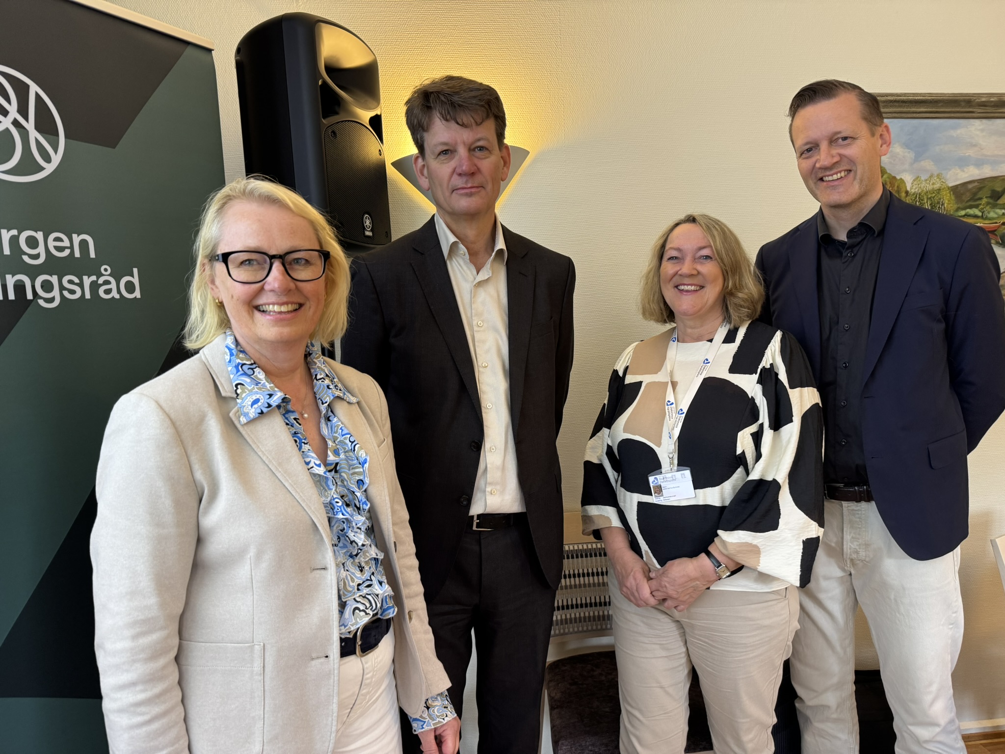 Fra venstre: Forsker Gry Espedal sammen med advokat Harald Alfsen, forstanderinne og samfunnskontakt Astrid Aarhus Byrknes i Stiftelsen Diakonova Haraldsplass og Sverre Simen Hov i Bergen Næringsråd