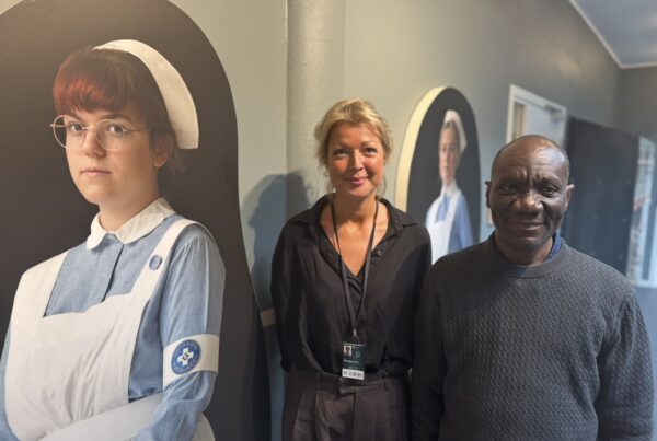 Studieleder Marte Bygstad-Landro fra VID og dekan Joseph Edem-Hotah fra University of Sierra Leone