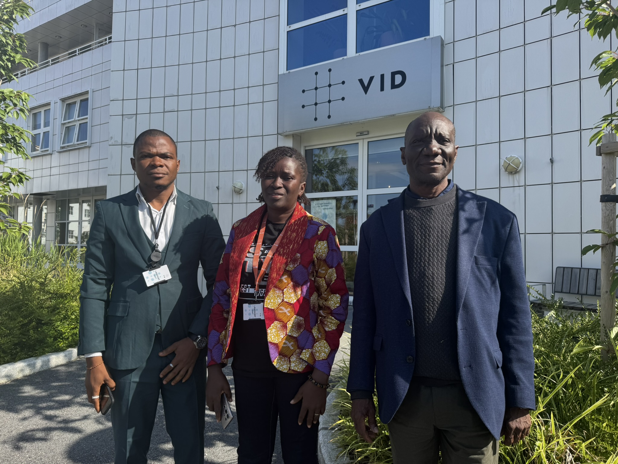 Besøk fra Sierra Leone. Fra venstre bibliotekar David Gbangaima, og bokredaktørene Rebecca Amara og Joseph Edem-Hotah