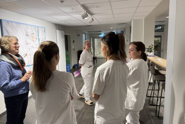 0725: De første studentene venter spent på å komme inn til eksamen.