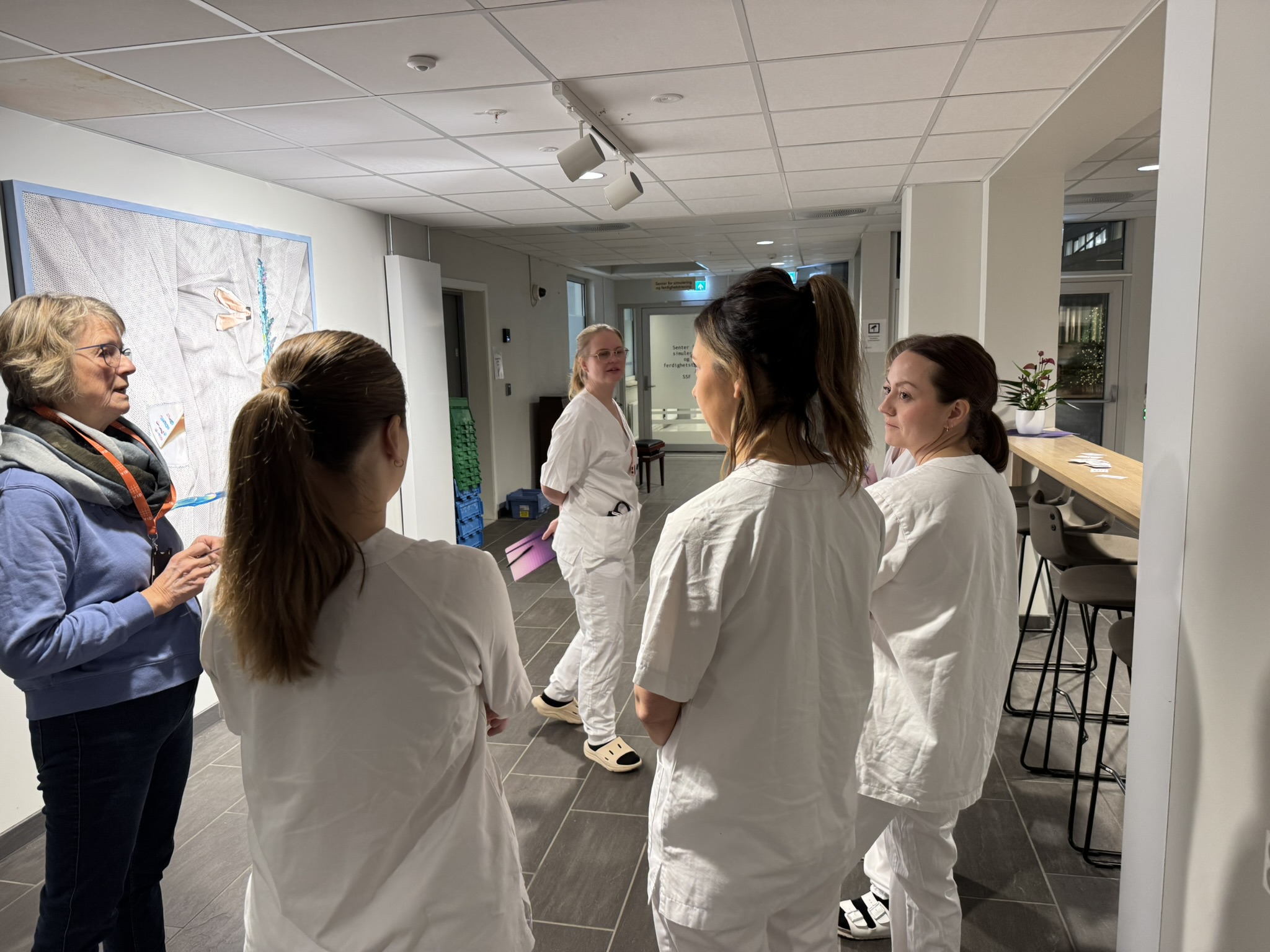 0725: De første studentene venter spent på å komme inn til eksamen.