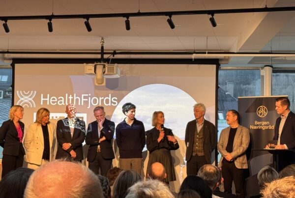 Fra venstre: Margareth Hagen, rektor, UiB, Marit Warncke, ordfører, Gunnar Yttri, rektor, Høgskolen på Vestlandet, Eivind Hansen, adm. dir Haukeland Universitetssjukehus, Øyvind Grimsgaard, daglig leder Youwell, Kjerstin Fyllingen, adm.dir Haraldplass Diakonale Sykehus, Jon Askeland, fylkesordfører, Jørn-Henning Theis, adm. dir. Stiftelsen Diakonova Haraldsplass, og Sverre Simen Hov, Bergen Næringsråd.