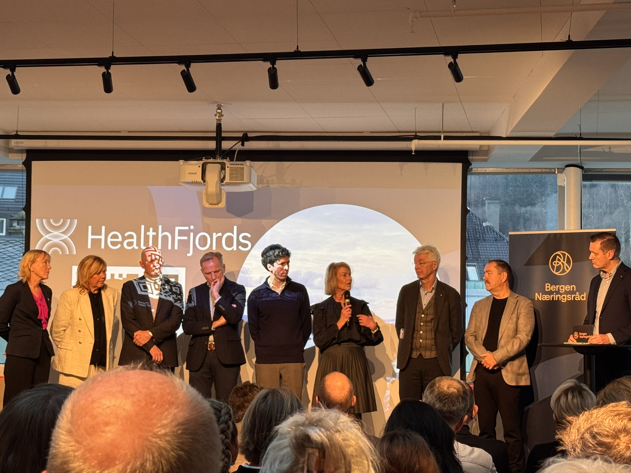 Fra venstre: Margareth Hagen, rektor, UiB, Marit Warncke, ordfører, Gunnar Yttri, rektor, Høgskolen på Vestlandet, Eivind Hansen, adm. dir Haukeland Universitetssjukehus, Øyvind Grimsgaard, daglig leder Youwell, Kjerstin Fyllingen, adm.dir Haraldplass Diakonale Sykehus, Jon Askeland, fylkesordfører, Jørn-Henning Theis, adm. dir. Stiftelsen Diakonova Haraldsplass, og Sverre Simen Hov, Bergen Næringsråd.