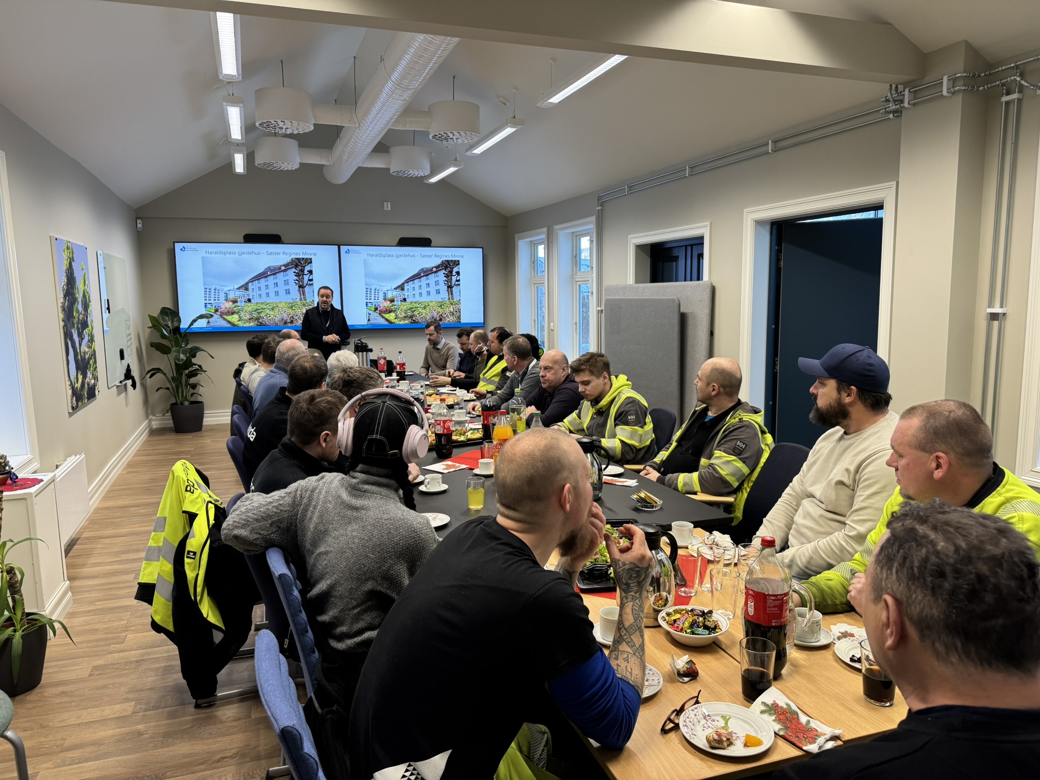 Håndverkerne fikk festlunsj og en takk for innsatsen fra adm. dir. Jørn-Henning Theis.