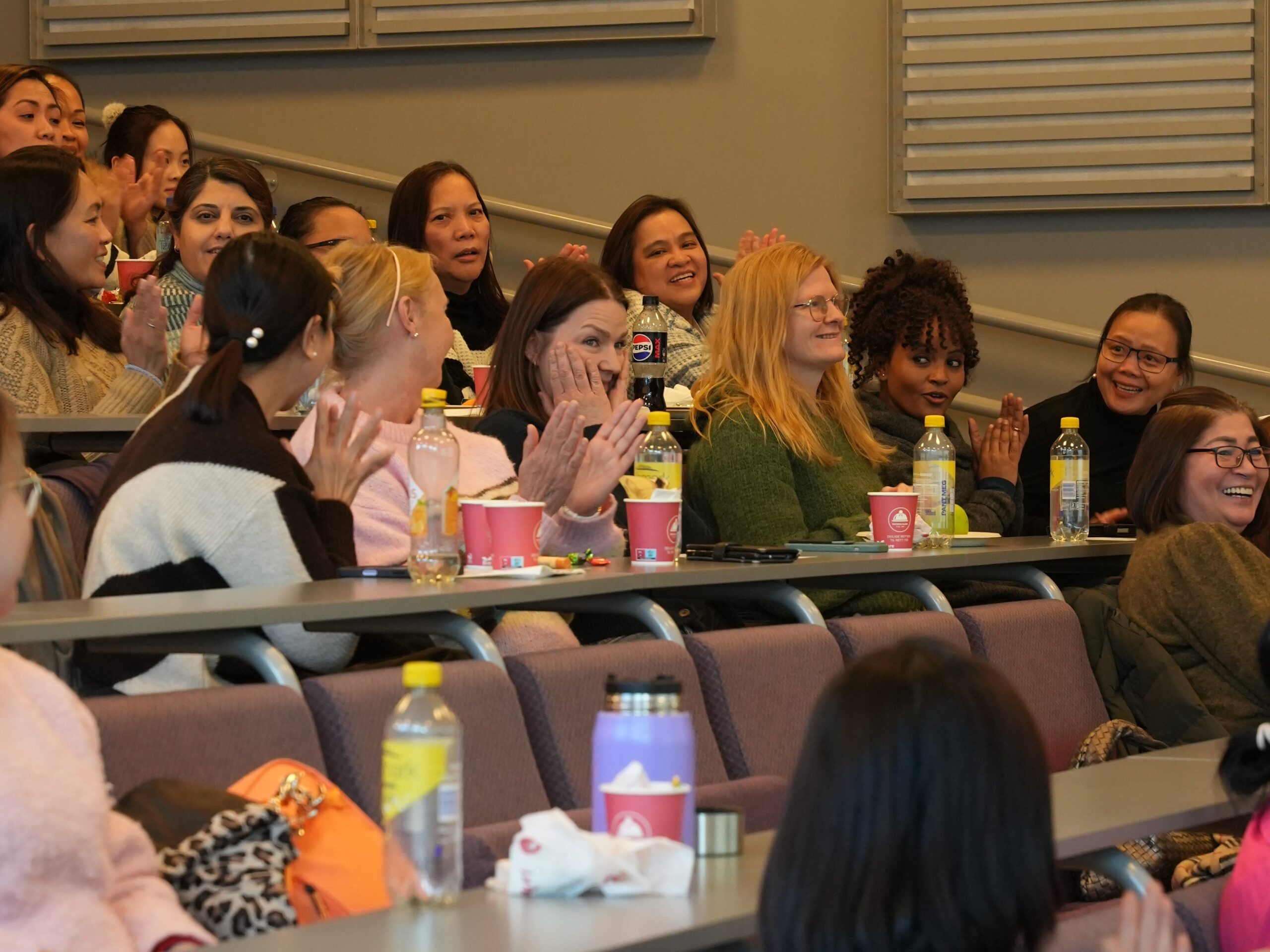 Her får Helle Smedsrud Lønskog vite at hun er årets vinner.