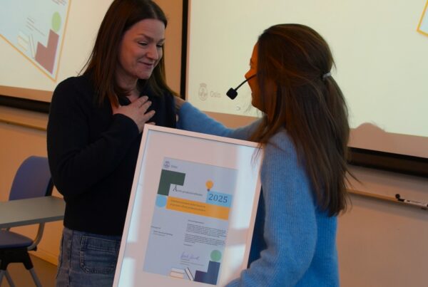 Sykepleier Helle Smedsrud Lønskog får prisen av Kine Lauritzen Maarud fra Sykehjemsetaten.