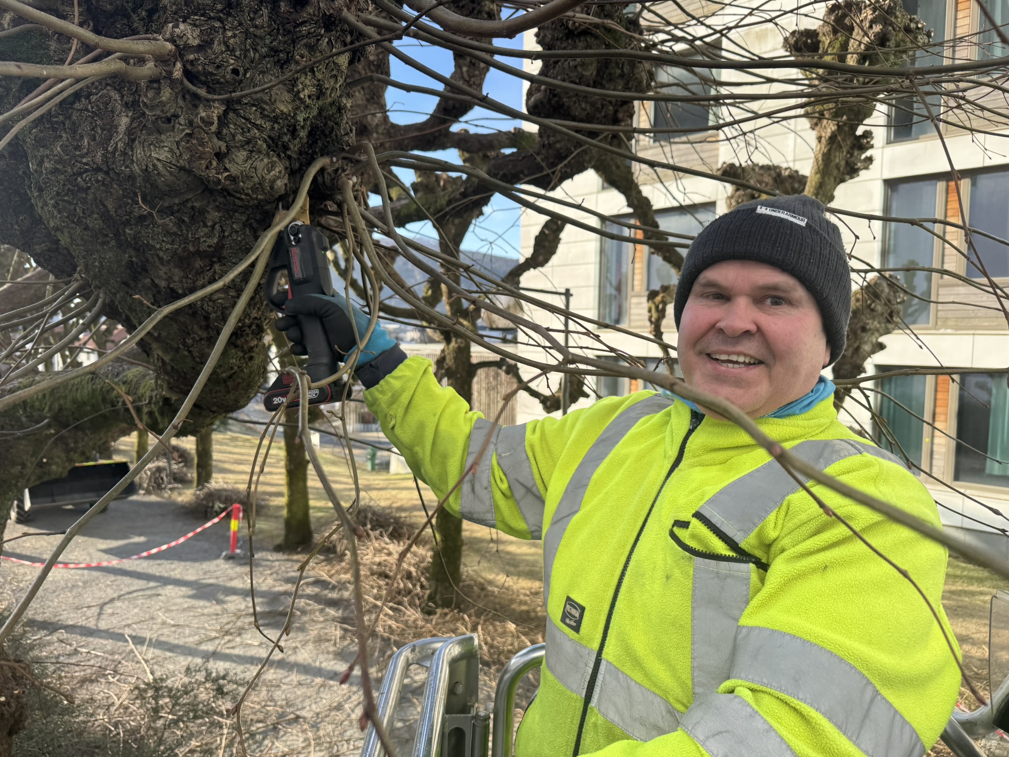 Vaktmester Einar Hønsi klipper i over to måneder.