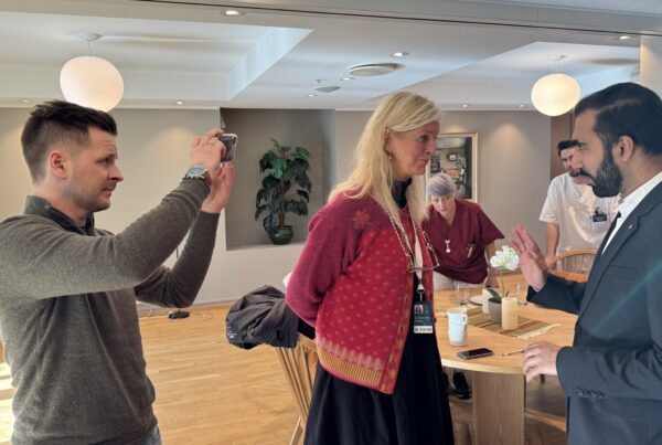 Journalist Martin Næss Kristiansen fra Dagsavisen tar bilde av forsker Line Constance Holmsen og statssekretær i Helse- og omsorgsdepartementet, Usman Mushta.