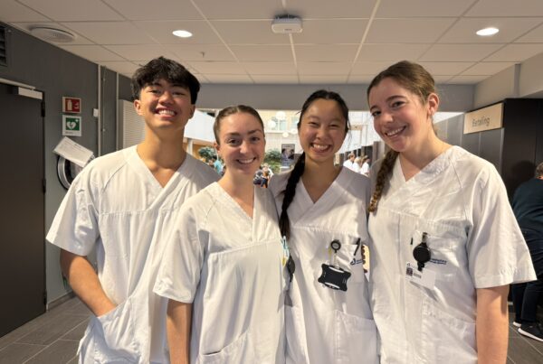 Studentene Kyle Cung, Madeleine L. Sims, Emma Lo og Taylor R. Strait under praksisen på Haraldsplass Diakonale Sykehus