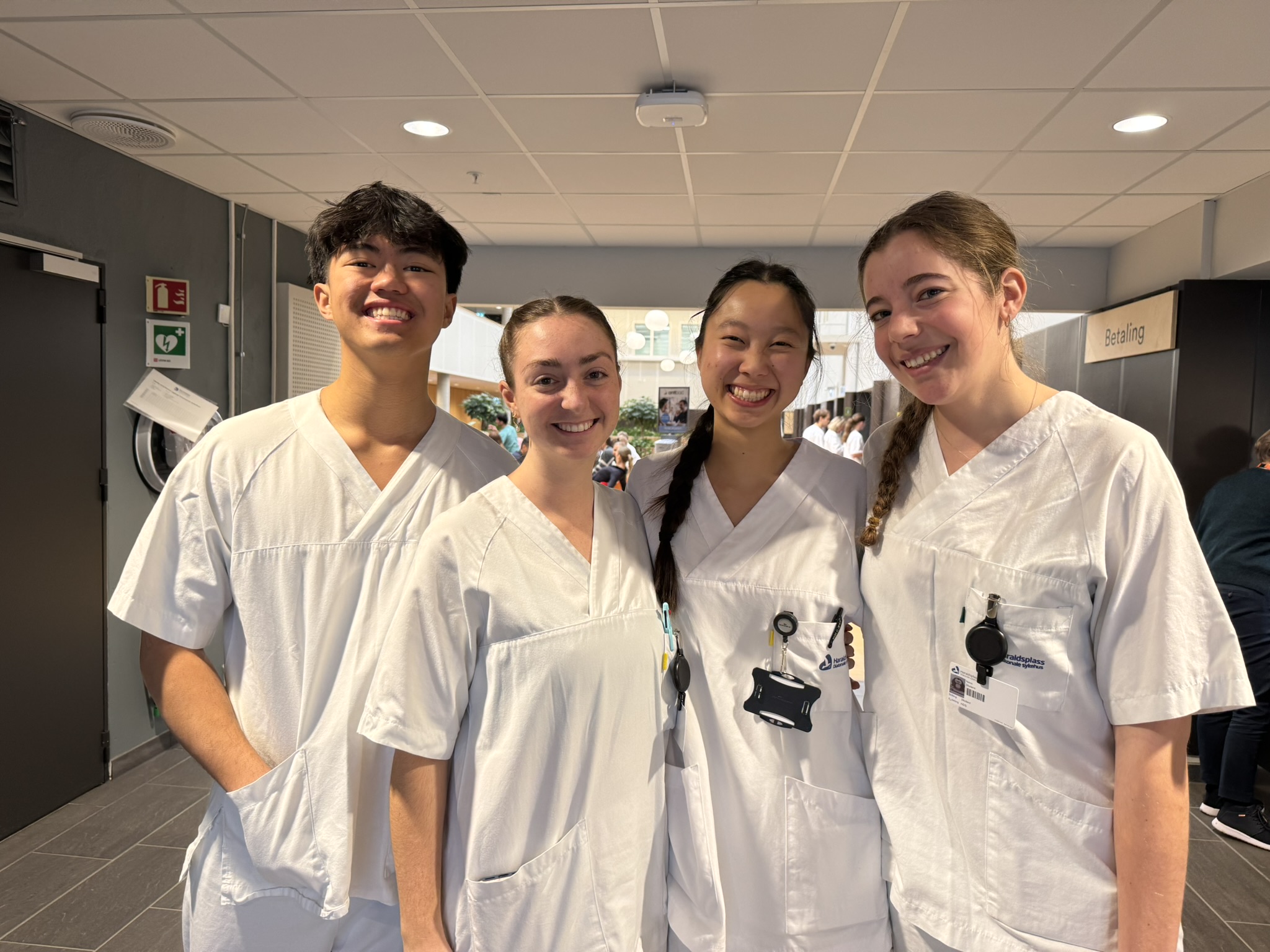 Studentene Kyle Cung, Madeleine L. Sims, Emma Lo og Taylor R. Strait under praksisen på Haraldsplass Diakonale Sykehus
