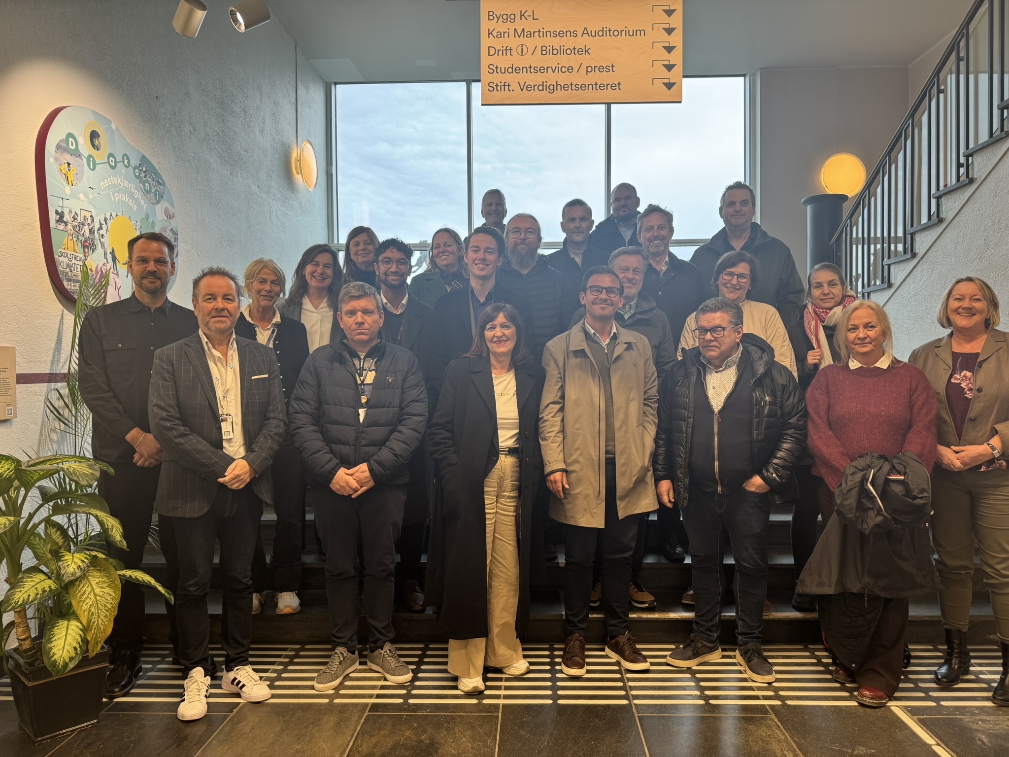 Utvalg for miljø og byutvikling i Bergen kommune på Søterhjemmet sammen med ledere fra stiftelsen.