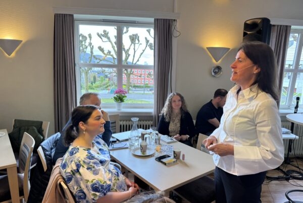 Byråd for eldre, helse og omsorg i Bergen lytter til professor og forsker Bettina Husebø fra UiB
