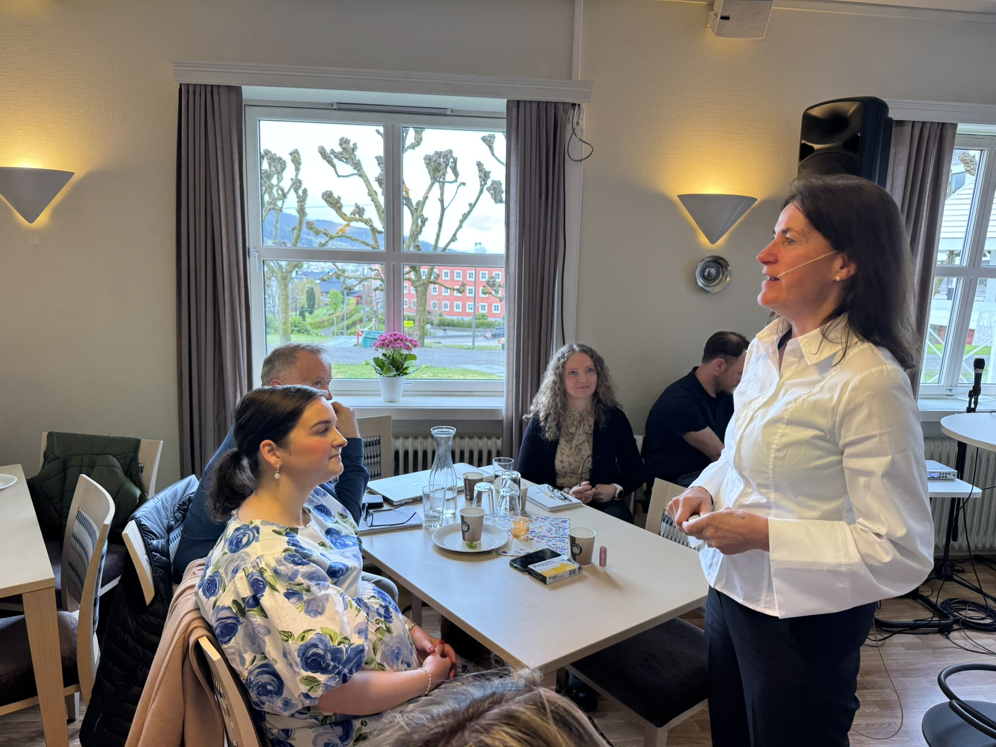 Byråd for eldre, helse og omsorg i Bergen lytter til professor og forsker Bettina Husebø fra UiB
