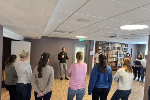 Ansatte fra tre sykehjem har gått på kurs sammen for å å gi både ansatte og beboere en tryggere hverdag