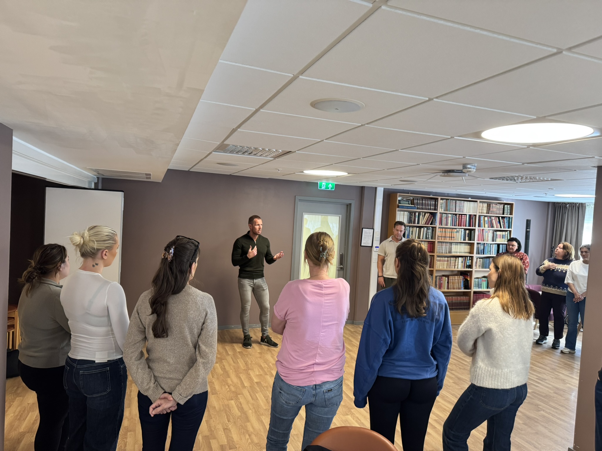 Ansatte fra tre sykehjem har gått på kurs sammen for å å gi både ansatte og beboere en tryggere hverdag