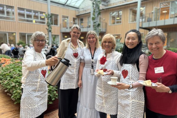 De frivillige som arrangerer Kafè Hjertevarme fra venstre: Eva Birkeland, Nina Igland, Linda Renate Rimstad, Ellen Rostrup, Yue Deng og Randi Arnesen