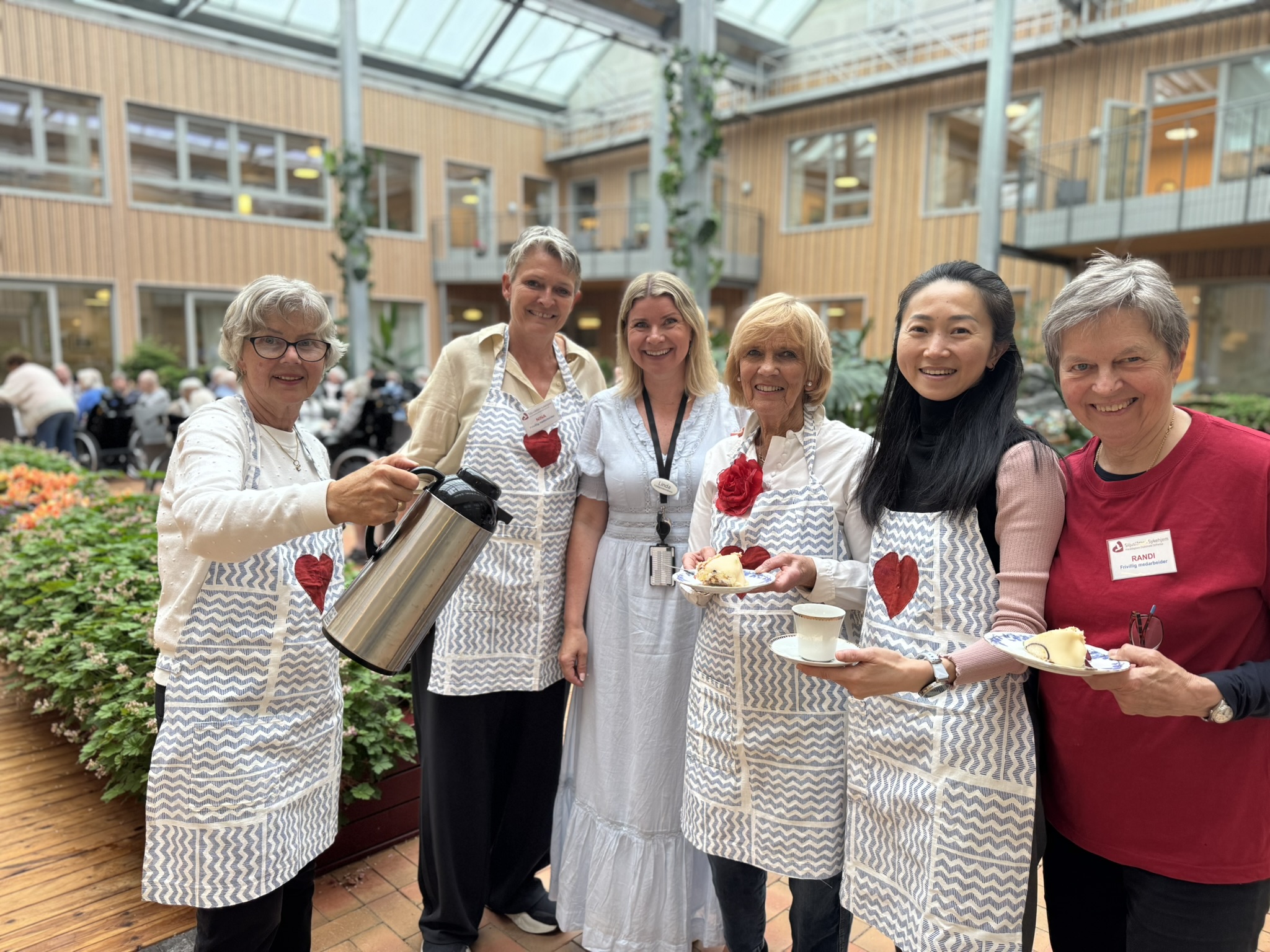 De frivillige som arrangerer Kafè Hjertevarme fra venstre: Eva Birkeland, Nina Igland, Linda Renate Rimstad, Ellen Rostrup, Yue Deng og Randi Arnesen