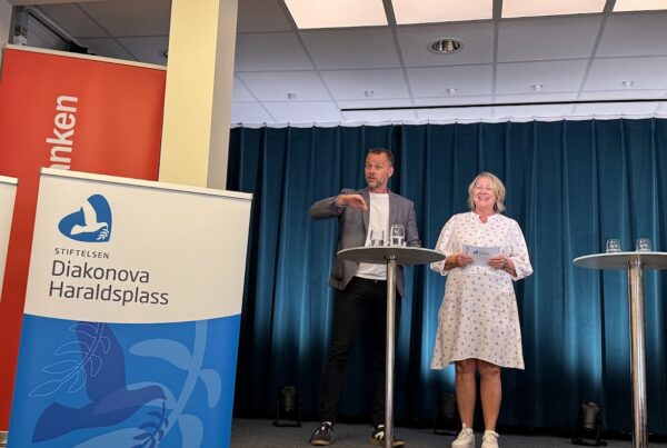 Kommunikasjonsansvarlig Klaus Holthe og samfunns- og myndighetskontakt Astrid Aarhus Byrknes på scenen under Arendalsuka i fjor.