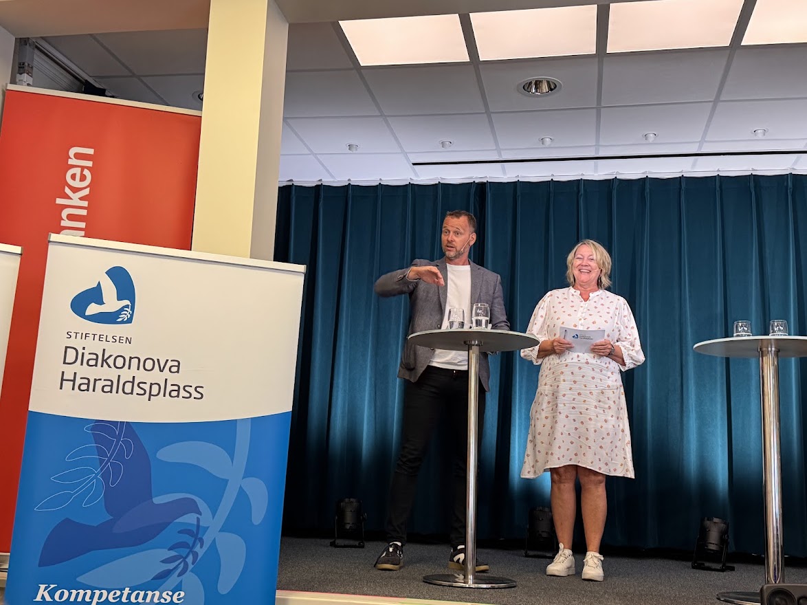 Kommunikasjonsansvarlig Klaus Holthe og samfunns- og myndighetskontakt Astrid Aarhus Byrknes på scenen under Arendalsuka i fjor.