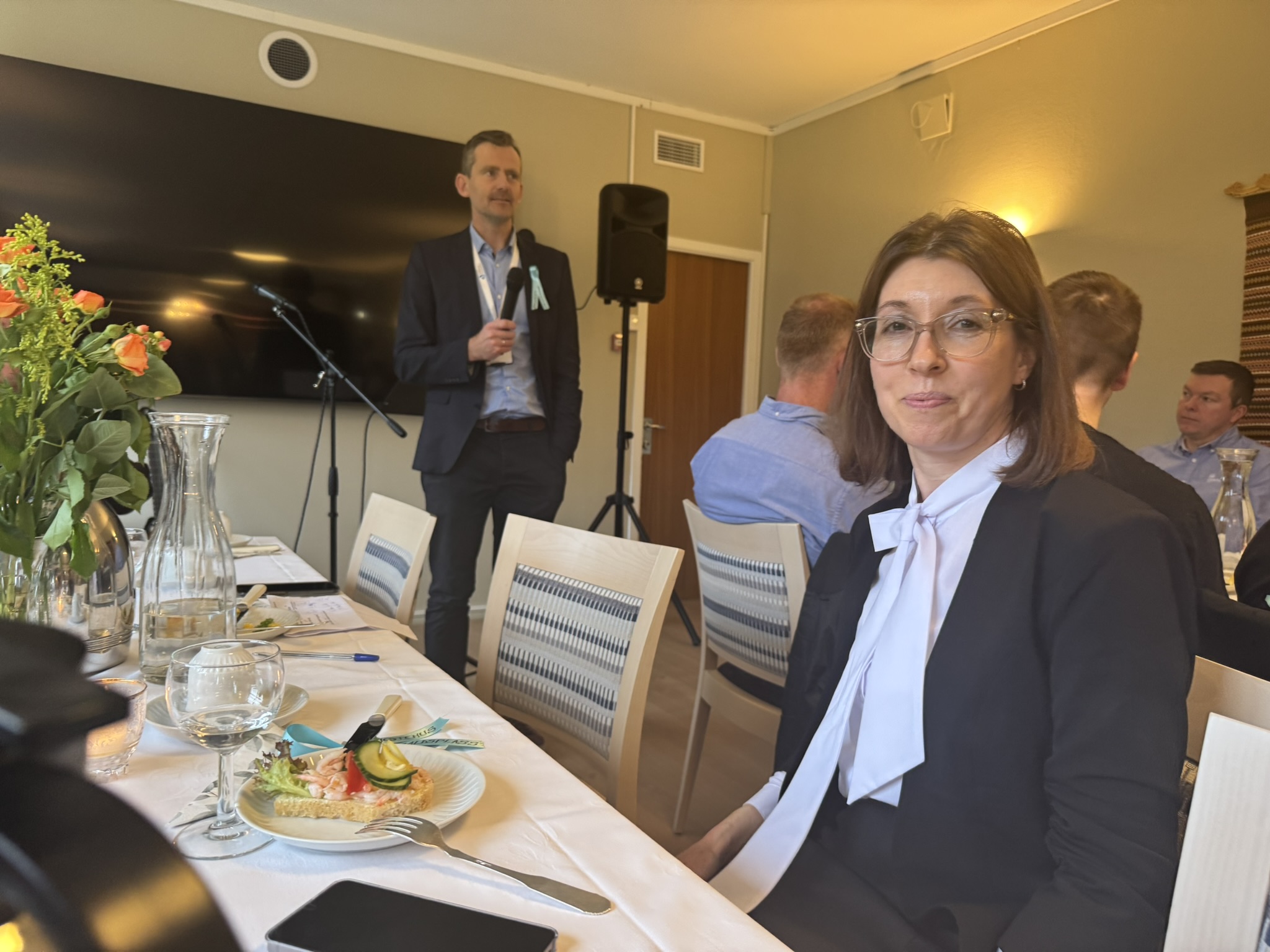 Eiendomsdirektør Gunnar Hernborg og gjestehusvert Gabriela Ioana Bas kunne stolt presentere Haraldsplass Gjestehus.