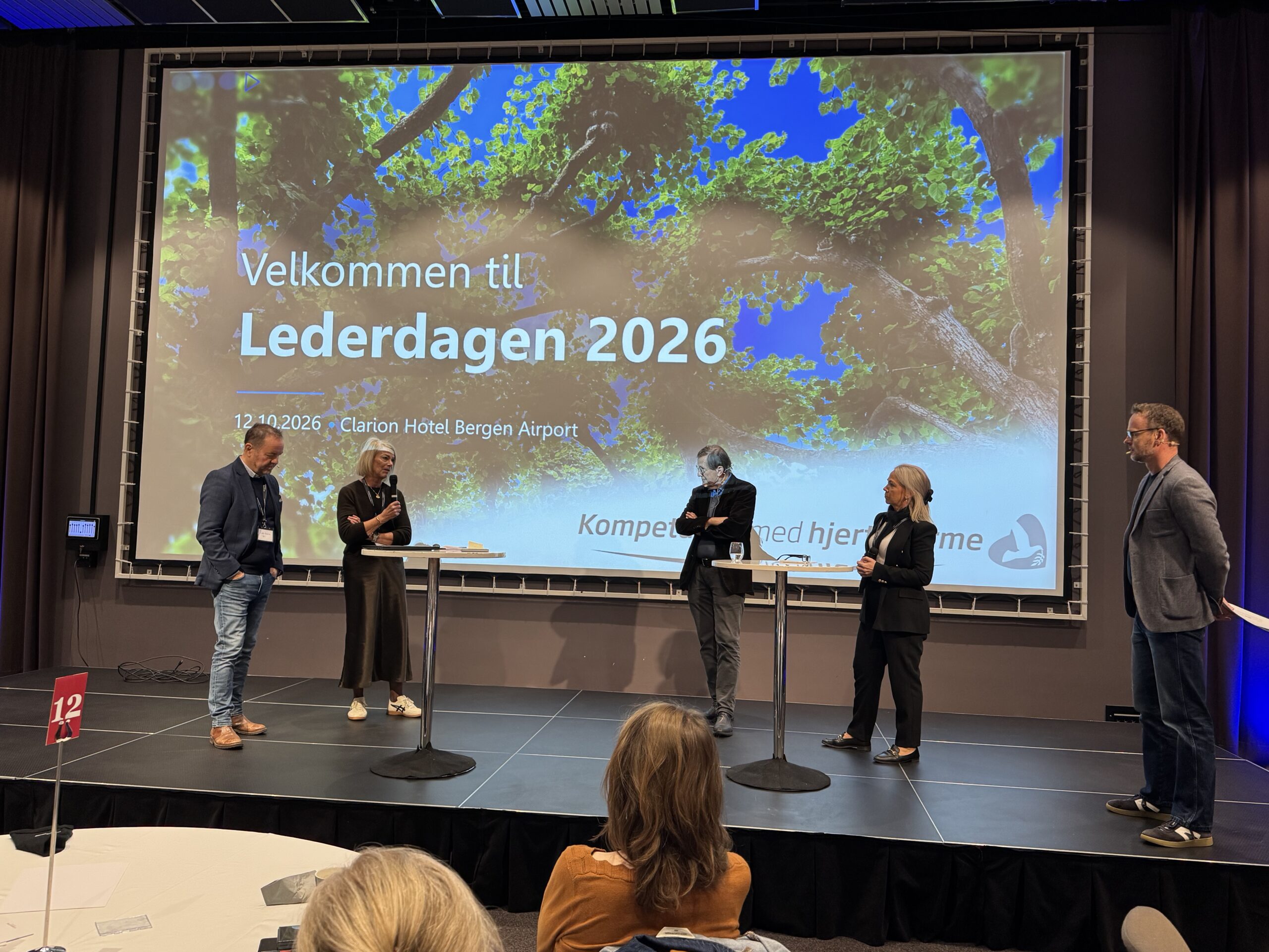 Fra venstre: Adm. dir. Jørn-Henning Theis, adm. dir. Kjerstin Fyllingen (HSD), tidligere adm. dir. Terje Steen Edvardsen og daglig leder Lena Pedersen ved Slettebakken menighets eldresenter i panelsamtale ledet av Klaus Holthe.