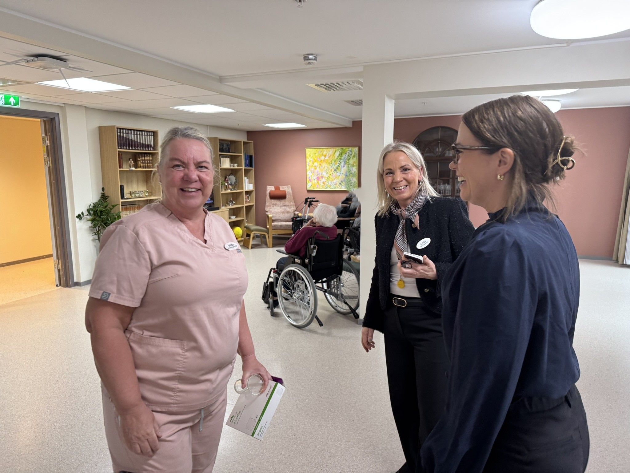 Helsebyråd Hayley Anita Henriksen, til høyre, sammen med daglig leder Lena Pedersen og avdelingsleder Hilde Kongsvik